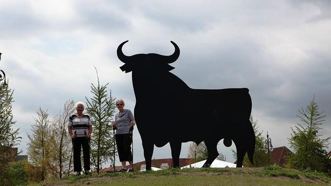 Murcia recupera el mítico toro de Osborne en las carreteras de la Región