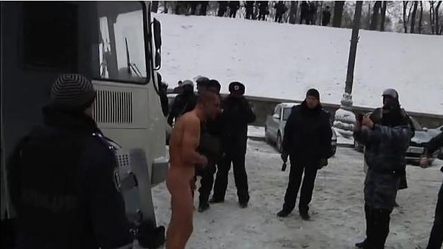 La Policía ucraniana desnuda a un manifestante a 10 bajo cero y le toma fotos