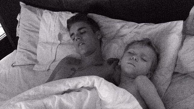 El padre de Justin Bieber publica una foto del cantante mientras duerme