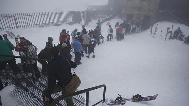 Los adictos a la nieve toman las pistas de esquí de la Sierra madrileña