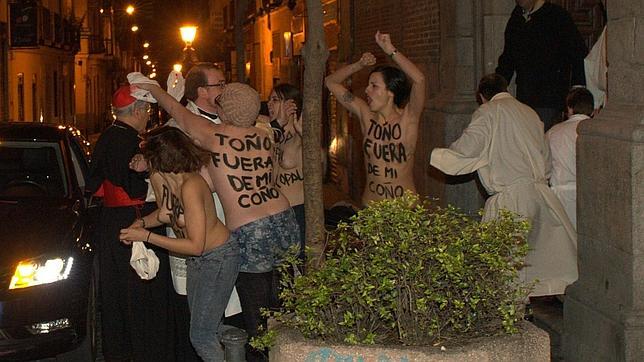 Activistas de Femen acosan a Rouco Varela para protestar contra la reforma del aborto