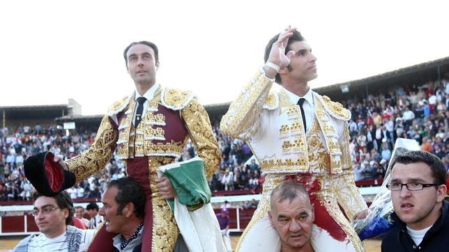 Salida a hombros de Enrique Ponce y Cayetano Rivera Ordoñez en la corrida de primavera de Brihuega