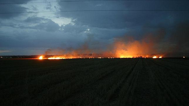 Vista desde un lateral de la senda de fuego de la procesión