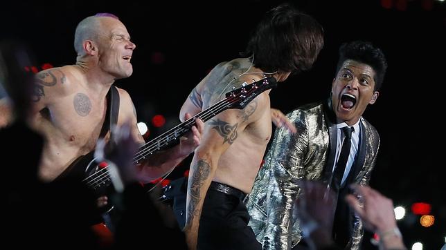 Bruno Mars calienta la Super Bowl con los Red Hot Chili Peppers
