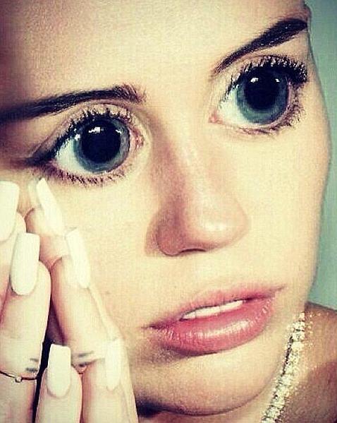 Los nuevos ojos saltones de Miley Cyrus
