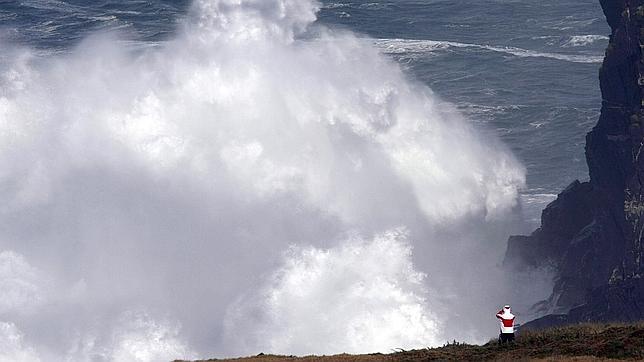La costa gallega permanece en alerta naranja por olas de hasta ocho metros