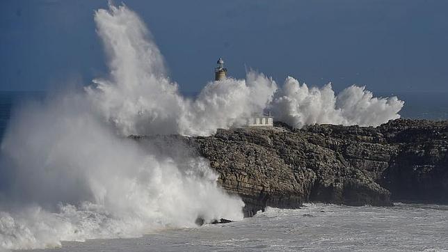 Alerta roja por vientos de hasta 140 kilómetros/hora este martes en Cantabria, Lugo y Asturias