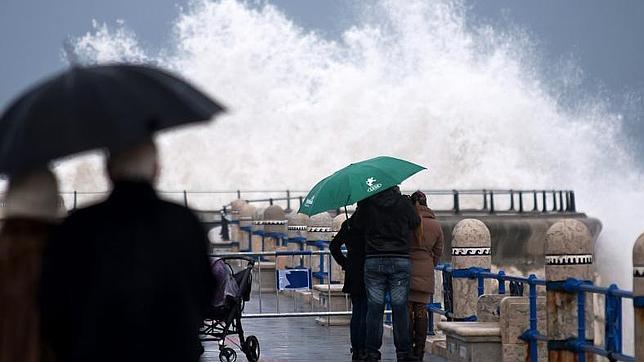 La mitad de España, en alerta roja por fuertes vientos, oleaje y nevadas