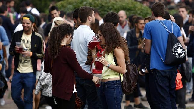 Las bebidas de alta graduación y el consumo por atracón los fines de semana, factores de riesgo