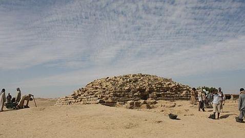 Egipto niega el descubrimiento de una nueva pirámide escalonada en Edfu