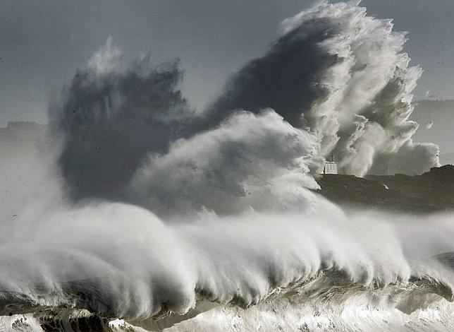 ¿Cómo se forman las olas de diez metros?