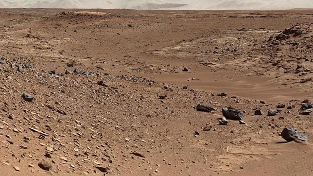 El Curiosity estudia por dónde seguir desde lo alto de una duna