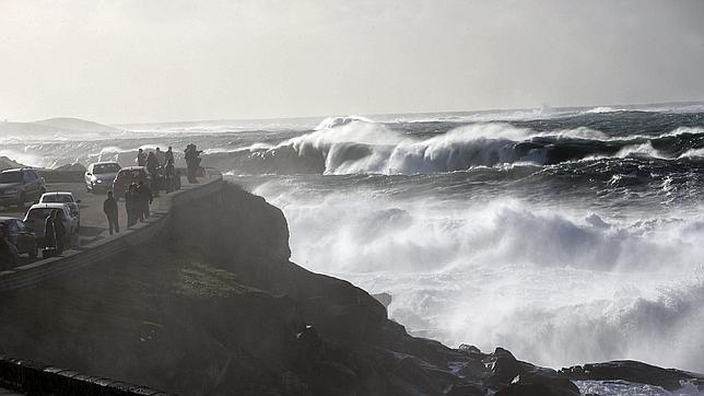 Máxima alerta por vientos de hasta 140 km/h que barrerán hoy Galicia