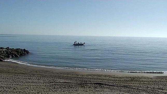 Denuncian disparos de pelotas de goma a inmigrantes que intentaban llegar a nado a Ceuta