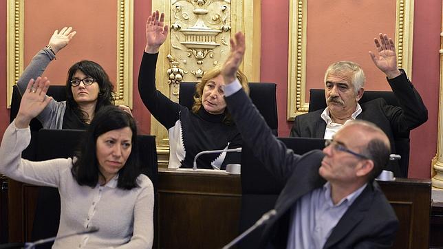 Los cinco concejales críticos del PSdeG de Orense acuden al pleno municipal