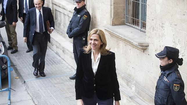 La Infanta Cristina llega al juzgado muy sonriente y en coche