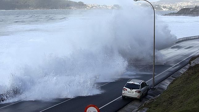 Las olas alcanzaron la carretera en Baiona