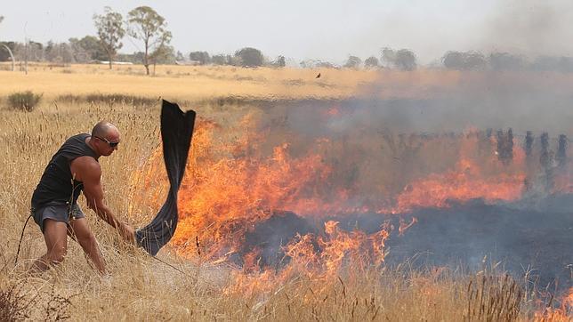 Una docena de incendios sin control causan el caos en el sur de Australia