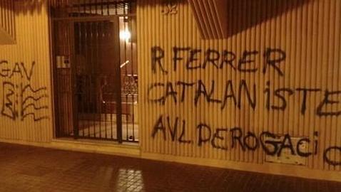Pintan la casa del presidente de la AVL con acusaciones de «catalanista»