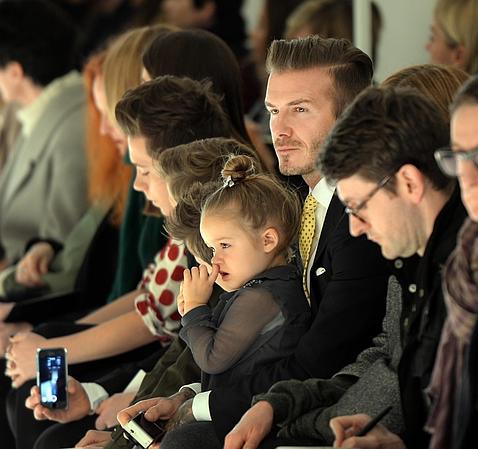 La hija de los Beckham disfruta hurgándose la nariz de los diseños de su madre