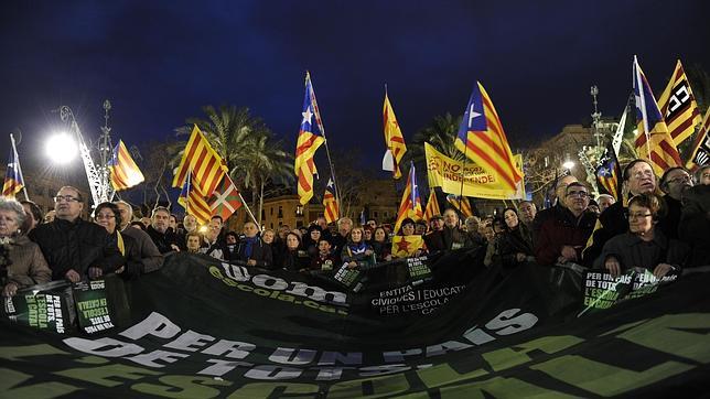 Unas 600 personas rechazan el castellano en los colegios a las puertas del TSJC