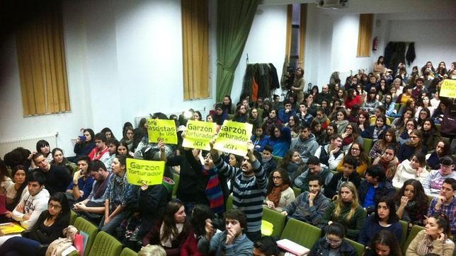 El independentismo radical boicotea una conferencia de Garzón en la Universidad de Santiago de Compostela