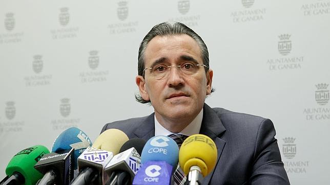 El alcalde de Gandía destina los 65.000 euros de su sueldo a becas y comedores sociales