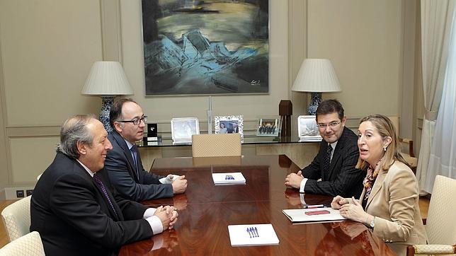 La ministra de Fomento, Ana Pastor, y el secretario de Estado de Infraestructuras, Rafael Catalá, reunidos con el presidente de Iberia, Luis Gallego, y el jefe de Sepla en Iberia, Justo Peral