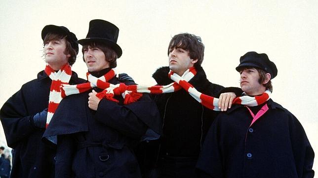 Salen a subasta los abrigos que George Harrison y Ringo Starr llevaban en «Help»