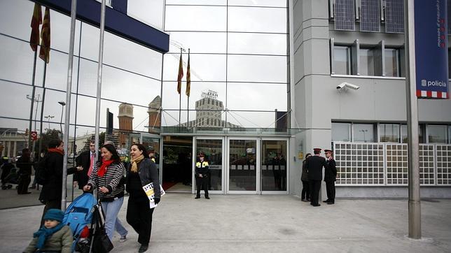 Desafortunado diseño el de la comisaría de los Mossos en plaza España