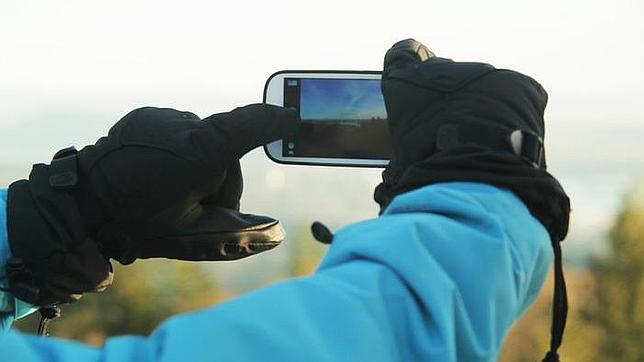Crean un líquido que permite utilizar el «smartphone» con guantes
