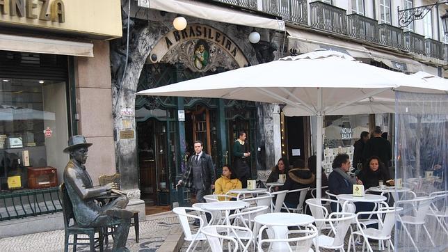La estatua de Fernando Pessoa atrae a muchos turistas a este café