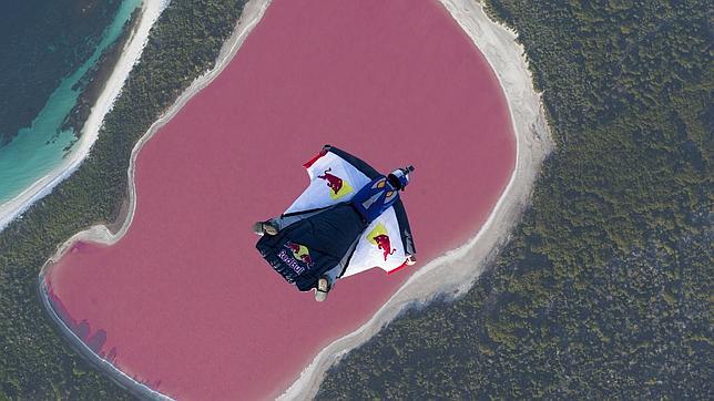 El impresionante salto de Chuck Berry sobre el lago Hillier