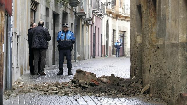 El derrumbe de parte de la estructura de una vivienda en la calle Hospicio de León obligará a la demolición del edificio