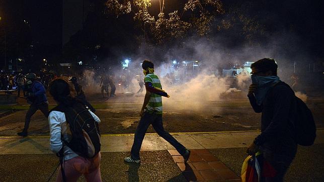 Liberan a 28 estudiantes y a tres periodistas detenidos durante las protestas contra Maduro en Caracas