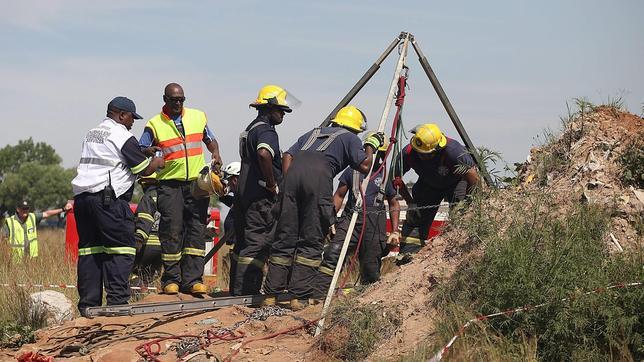 Dramático rescate de los mineros furtivos atrapados en una mina de oro en Sudáfrica