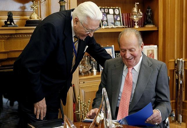 Unas antiguas fotos publicadas en ABC reúnen al Rey y a su profesor de Gimnasia