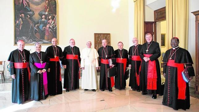 Proponen al Papa que el banco Vaticano no tenga «clientes laicos»