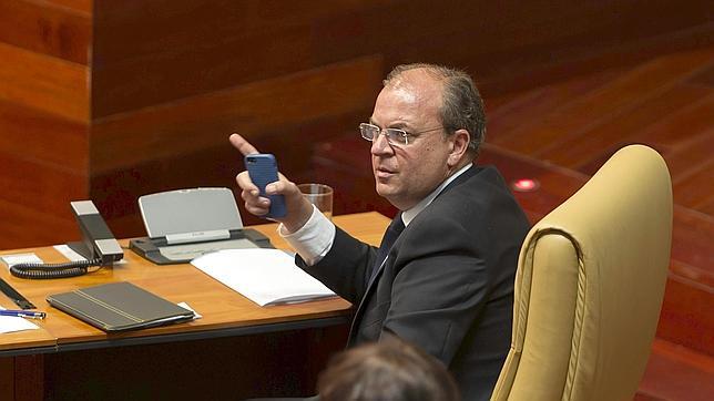 Monago propondrá por ley que gobierne la lista más votada y reducir a 45 los diputados