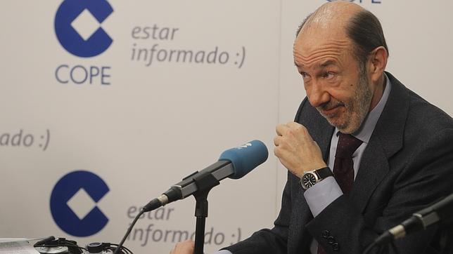 Rubalcaba pregunta a Rajoy si le parece bien que se «disparara» a los inmigrantes