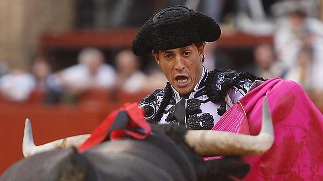 Iván Faniño y el toro, frente a frente