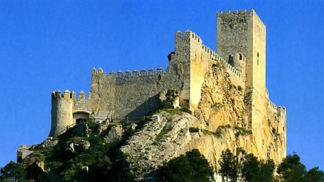 Vista general del castillo de Almansa