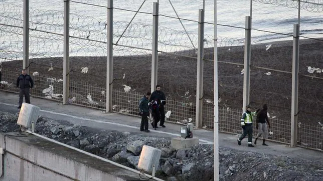 La Guardia Civil rescató a 9 inmigrantes en el mar en el asalto al espigón de Ceuta