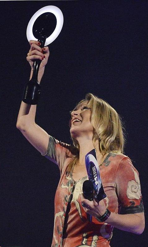Kate Moss recoge el premio Brit de David Bowie vestida con el conejo Ziggy Stardust