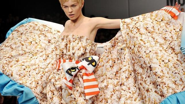 Un look de la pasarela de Moschino con estampado «pop corn»