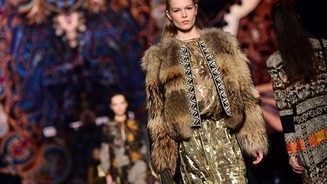 Etro presenta un estilo «folk» en clave de costura