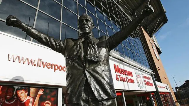 Diez impresionantes estatuas en honor a grandes mitos de la Premier League
