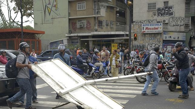 Barricadas de la oposición a Maduro bloquean las principales ciudades de Venezuela