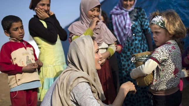 Angelina Jolie visita por sorpresa a los niños sirios refugiados en Líbano