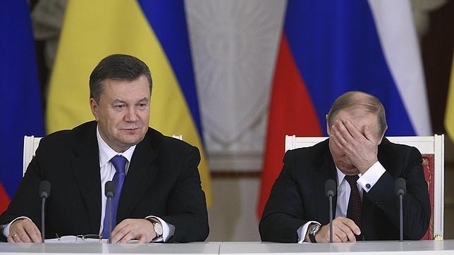 Yanukóvich, junto a Putin, en una imgen de archivo
